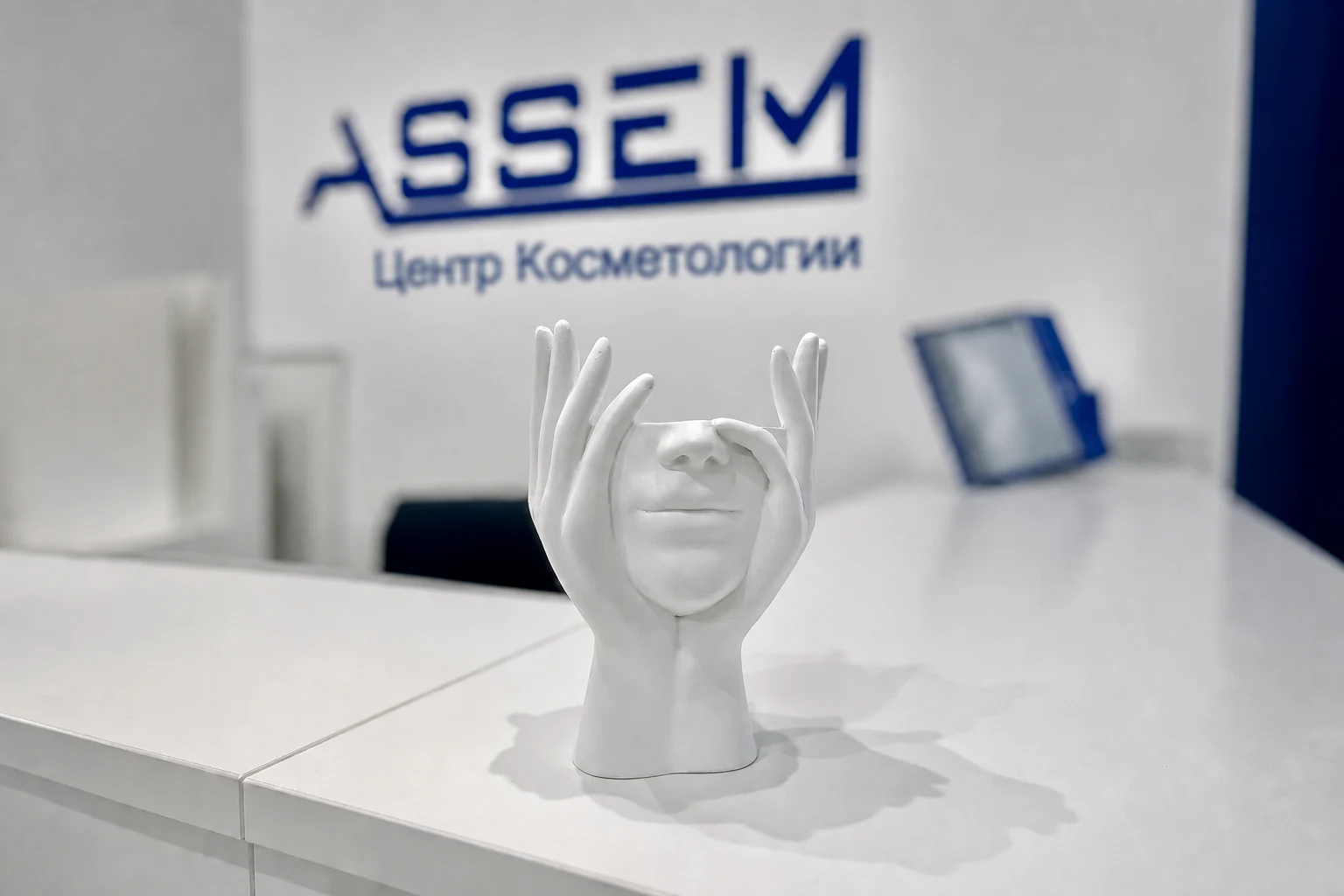 Детали ресепшена — Центр косметологии ASSEM